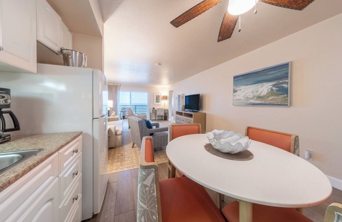 Townsite Hotel | Good Vibes! One Bedroom Suite, Near Oceanside City Beach