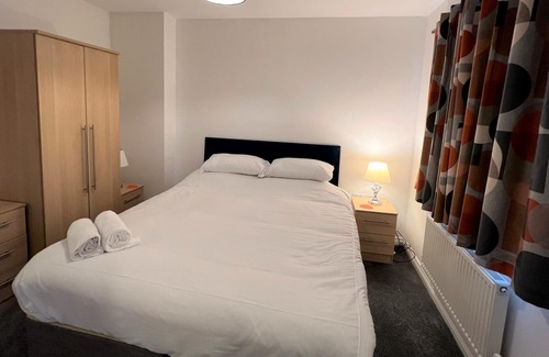 Corby House | Goodwood View perfect for contractors or families