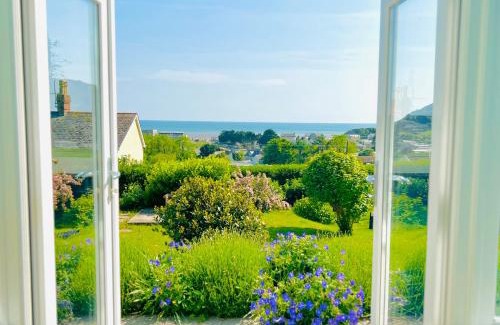Pendine House | Gordy Hall -Sea facing Welsh cottage with stunning views