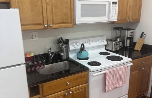 Columbia Heights Apartment | Gorgeous 1 Bdrm 1Den 2queens and full bed - METRO Supermarkets