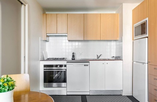 Wentworth Point Apartment | Gorgeous 1-Bed with Balcony, Pool and Sauna