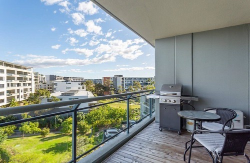 Wentworth Point Apartment | Gorgeous 1-Bed with Balcony, Pool and Sauna