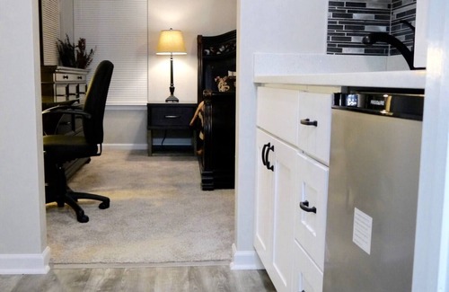 Western Branch North Apartment | GORGEOUS 1 BEDROOM WITH FREE WIFI & STREET PARKING