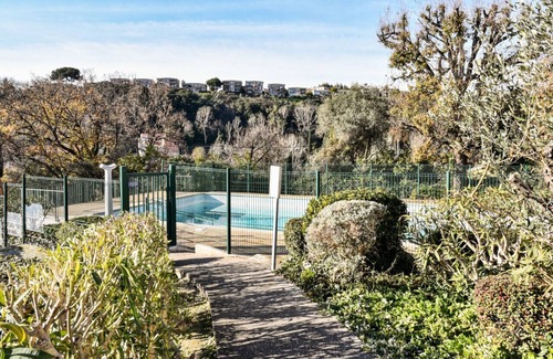 Bastide Giraud Apartment | Gorgeous 1br with pool, garden and sea view