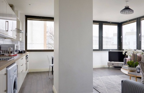 Watford Town Centre Apartment | Gorgeous 2Bedroom/2Bathroom Flat with FREE WIFI and Parking