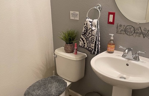 Fairfield House | Gorgeous 3 Bedroom 2.5 Bath Home, Self Check In