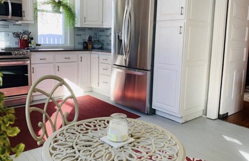 Everett House | Gorgeous 4-bd home w/ private patio/sitting porch