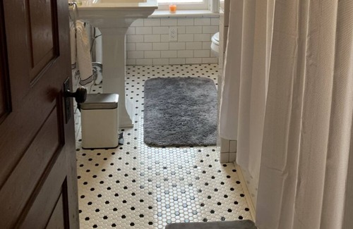 Everett House | Gorgeous 4-bd home w/ private patio/sitting porch