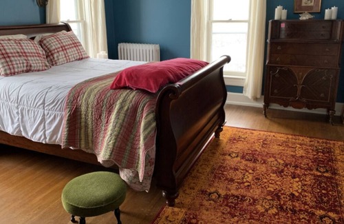 Everett House | Gorgeous 4-bd home w/ private patio/sitting porch