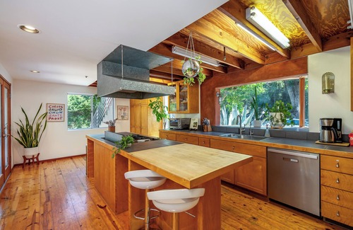 Calabasas House | Gorgeous 5-bedroom estate in Malibu Canyon with 2 private apartments, sleeps 13!