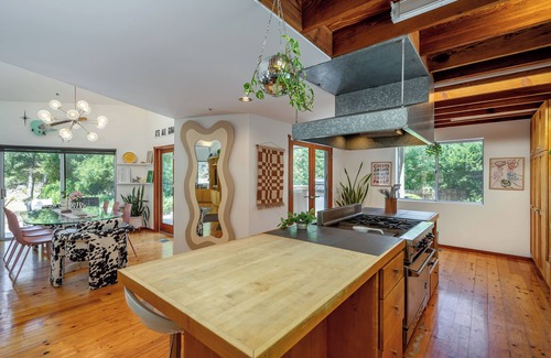 Calabasas House | Gorgeous 5-bedroom estate in Malibu Canyon with 2 private apartments, sleeps 13!