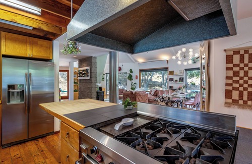 Calabasas House | Gorgeous 5-bedroom estate in Malibu Canyon with 2 private apartments, sleeps 13!