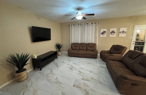 Southside House | Gorgeous 5-bedroom house with AC in San Antonio