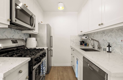 Ocean Park Apartment | Gorgeous Chic 1BR Spacious Santa Monica Beach Gem