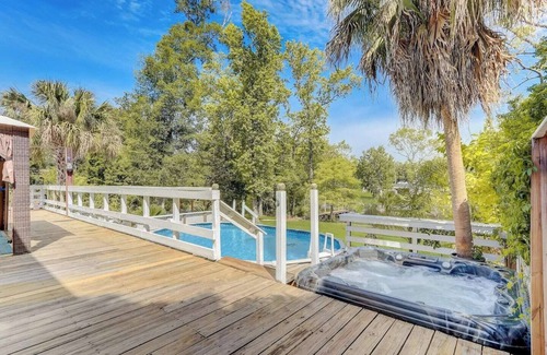 Jacksonville House | Gorgeous Colonial House on the Water w/Pool & Jacuzzin