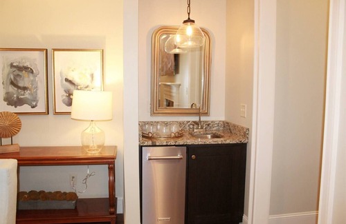 Country Club Condo | Gorgeous Condo Close to Campus & the Square!