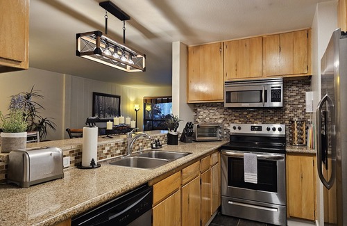 Mammoth Lakes Condo | Gorgeous Condo - Walk To Eagle Express/Chair 15! Pet Friendly!