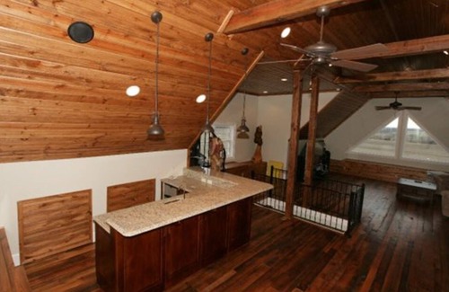 Metropolis House | Gorgeous country view farm house.