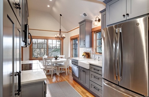 Sabin House | Gorgeous Craftsman Apt in Walkable Alberta Arts