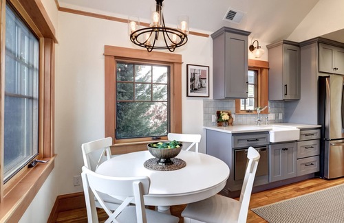 Sabin House | Gorgeous Craftsman Apt in Walkable Alberta Arts