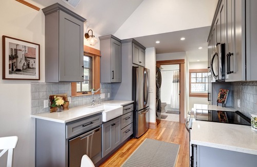 Sabin House | Gorgeous Craftsman Apt in Walkable Alberta Arts