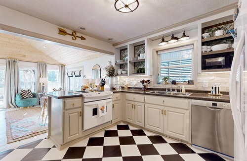 Shallotte House | Gorgeous creekside cottage with firepit, board games, dock, deck, & washer/dryer