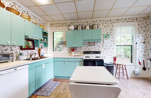 Rock Stream House | Gorgeous dog-friendly lakefront cottage with full kitchen and grill