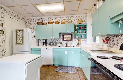 Rock Stream House | Gorgeous dog-friendly lakefront cottage with full kitchen and grill