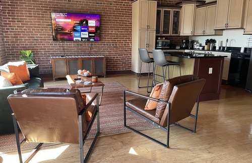 Downtown West House | ☆ Gorgeous Downtown Loft ☆ Walk to Busch Stadium☆