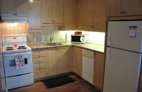 Shaughnessy Village Apartment | GORGEOUS DOWNTOWN SUITE WITH BALCONY, POOL & FREE GARAGE, NEAR THE BELL CENTERn