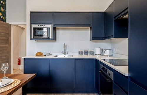 West Cliff Apartment | Gorgeous Family 2-Bed Apt w/Free Gym & Parking