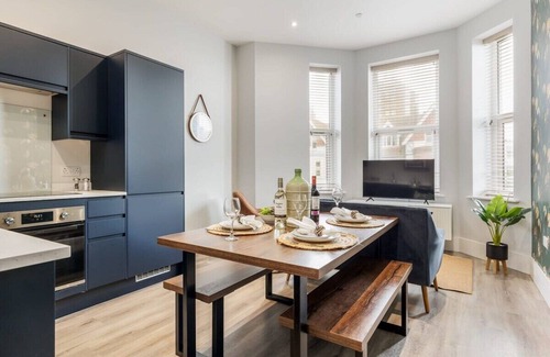 West Cliff Apartment | Gorgeous Family 2-Bed Apt w/Free Gym & Parking