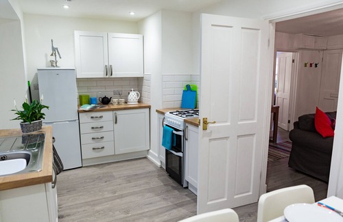 St Davids Apartment | Gorgeous ground floor flat - cosy, with parking and a prefect St Davids base.