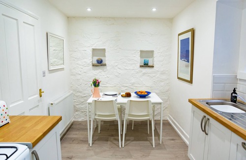 St Davids Apartment | Gorgeous ground floor flat - cosy, with parking and a prefect St Davids base.