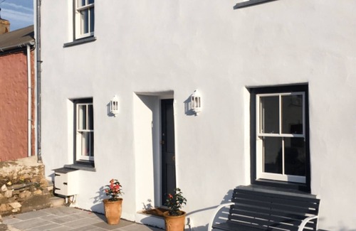 St Davids Apartment | Gorgeous ground floor flat - cosy, with parking and a prefect St Davids base.