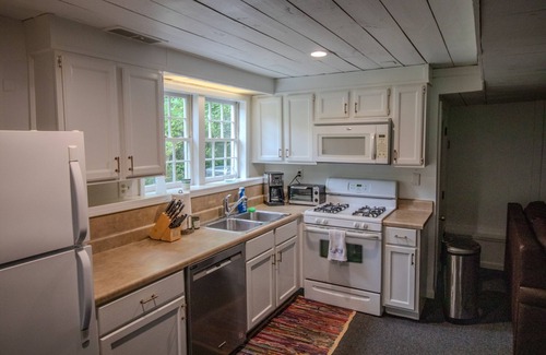 Buckhead Cottage | Gorgeous Historic Carriage House with fine furnishings and modern amenities