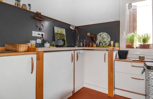 Aramon House | Gorgeous home in Aramon with kitchen