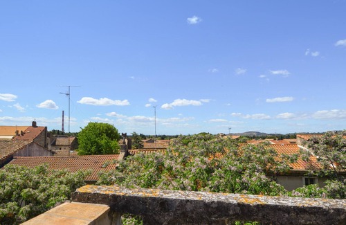 Aramon House | Gorgeous home in Aramon with kitchen