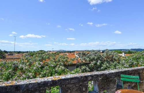 Aramon House | Gorgeous home in Aramon with kitchen