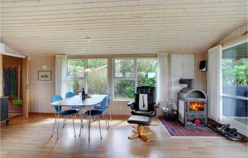 Hvalpsund House | Gorgeous Home In Farsø With Kitchen
