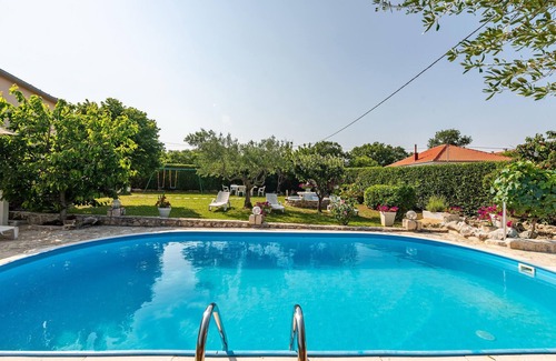 Lovinac House | Gorgeous home in Lovinac with WiFi