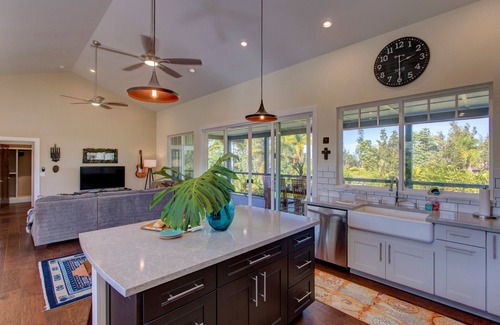 Keaau House | Gorgeous Home on Landscaped Acre-2BR/2BA