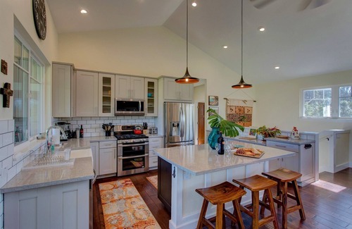 Keaau House | Gorgeous Home on Landscaped Acre-2BR/2BA