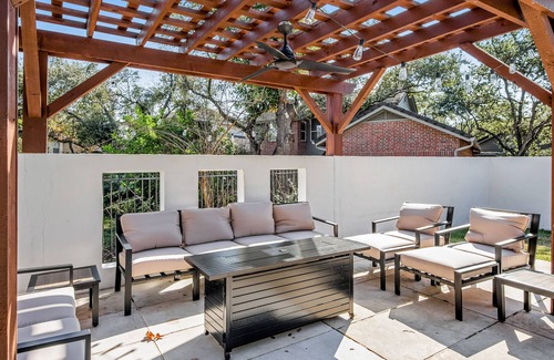The Hills House | Gorgeous Home - Private Pool & New Kitchen - Free WiFi, Washer/Dryer, Central AC