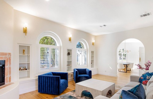 The Hills House | Gorgeous Home - Private Pool & New Kitchen - Free WiFi, Washer/Dryer, Central AC
