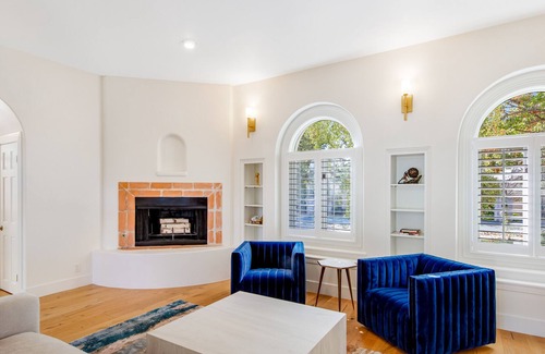 The Hills House | Gorgeous Home - Private Pool & New Kitchen - Free WiFi, Washer/Dryer, Central AC