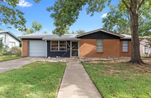 Fredericksburg House | Gorgeous Home with Grill 5Min from MainSt!