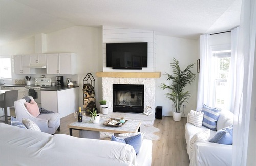 Silver Sands House | Gorgeous Lakefront Cottage, Private beach & Ice Fishing Shack🎣 45 min from Edm