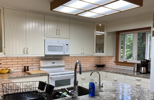 Dysart et al Cottage | Gorgeous lakeside cottage – every amenity in pristine setting