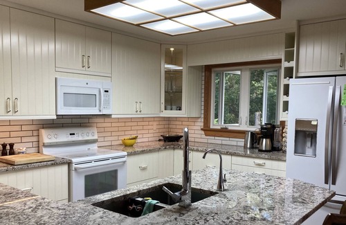 Dysart et al Cottage | Gorgeous lakeside cottage – every amenity in pristine setting